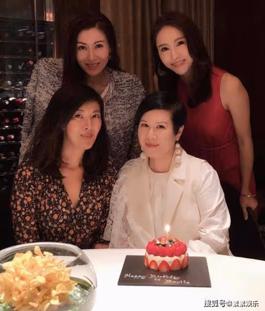 李嘉欣帶姐姐參加名媛聚會，60歲的李嘉明模樣變化很大