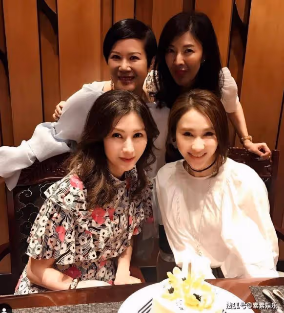 李嘉欣帶姐姐參加名媛聚會，60歲的李嘉明模樣變化很大