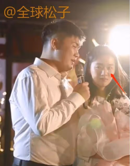閆學晶兒子求婚視頻曝光，女方顏值很高，閆學晶在現場都被感動了
