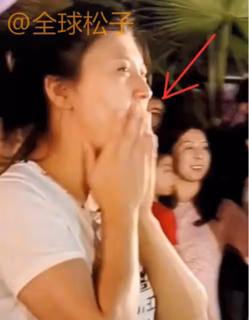 閆學晶兒子求婚視頻曝光，女方顏值很高，閆學晶在現場都被感動了