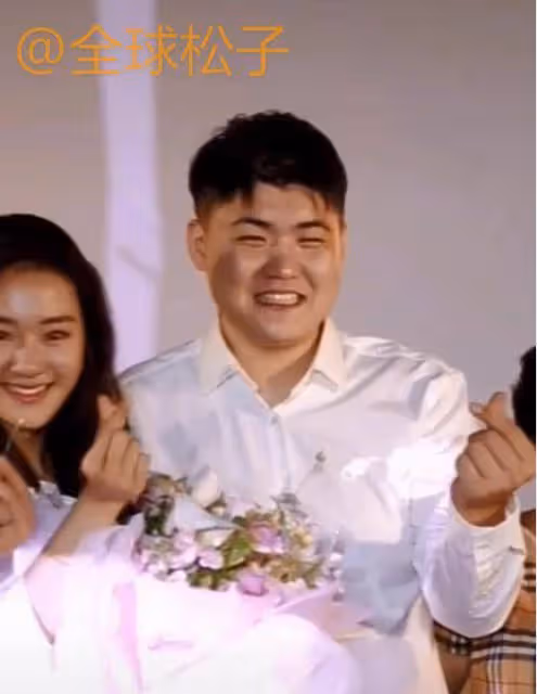 閆學晶兒子求婚視頻曝光，女方顏值很高，閆學晶在現場都被感動了