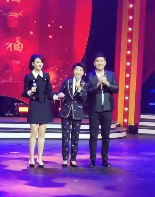 閆學晶兒子求婚視頻曝光，女方顏值很高，閆學晶在現場都被感動了