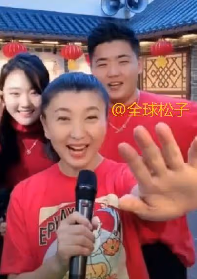 閆學晶兒子求婚視頻曝光，女方顏值很高，閆學晶在現場都被感動了