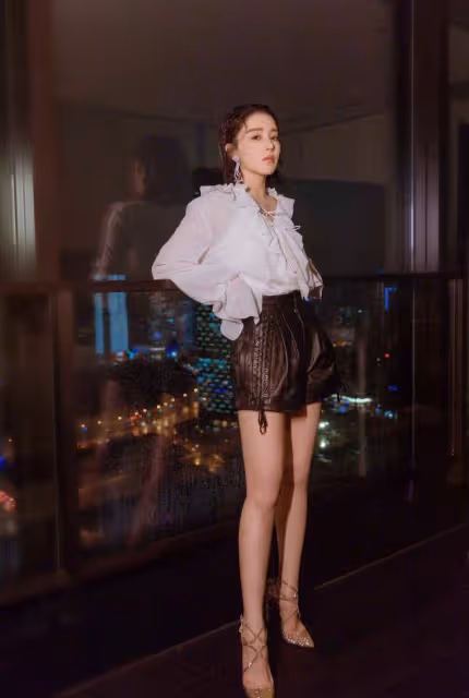 闕清子有點過分了！竟把「祖傳」的奶奶裙拿出來穿，還好顏值在線