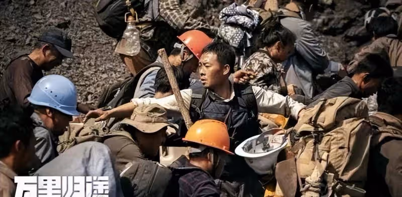 國慶電影檔《萬里歸途》，真戳淚點，和張譯、王俊凱、尹濤一起回家