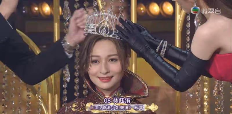 全港最愛的最美港姐，她破了一手好牌