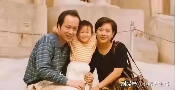 羅京去世13年，曾經哭到暈厥的妻子改嫁富商，母親至今不知死訊
