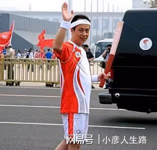 羅京去世13年，曾經哭到暈厥的妻子改嫁富商，母親至今不知死訊