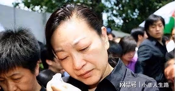 羅京去世13年，曾經哭到暈厥的妻子改嫁富商，母親至今不知死訊