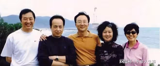 羅京去世13年，曾經哭到暈厥的妻子改嫁富商，母親至今不知死訊