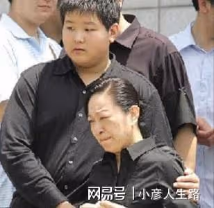 羅京去世13年，曾經哭到暈厥的妻子改嫁富商，母親至今不知死訊
