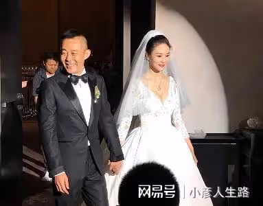 有種差距叫離婚12年,沈蓉至今未婚,侯勇卻已3婚,還娶90後嬌妻