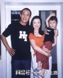 有種差距叫離婚12年,沈蓉至今未婚,侯勇卻已3婚,還娶90後嬌妻