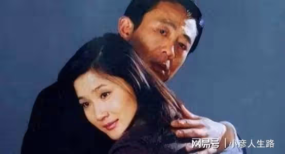 有種差距叫離婚12年，沈蓉至今未婚，侯勇卻已3婚，還娶90後嬌妻