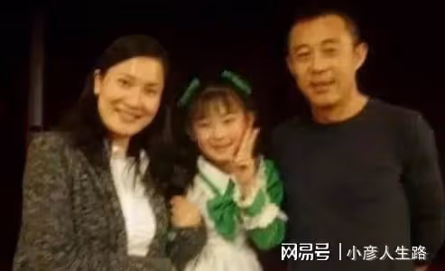 有種差距叫離婚12年，沈蓉至今未婚，侯勇卻已3婚，還娶90後嬌妻
