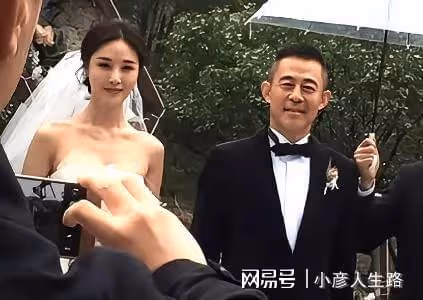 有種差距叫離婚12年，沈蓉至今未婚，侯勇卻已3婚，還娶90後嬌妻