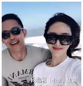 有種差距叫離婚12年，沈蓉至今未婚，侯勇卻已3婚，還娶90後嬌妻