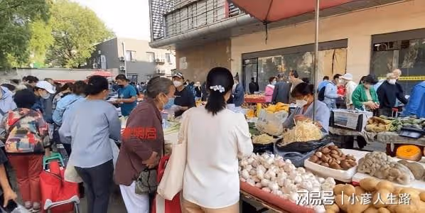 86歲容嬤嬤李明啟逛菜市場!穿著低調無人識,笑容和藹平易近人