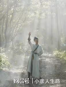 楊紫《長相思》殺青宴被拍,助理三把傘遮擋不了,鄧為提前離開