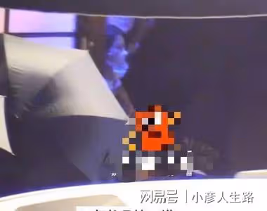 楊紫《長相思》殺青宴被拍,助理三把傘遮擋不了,鄧為提前離開
