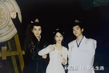 楊紫《長相思》殺青宴被拍,助理三把傘遮擋不了,鄧為提前離開