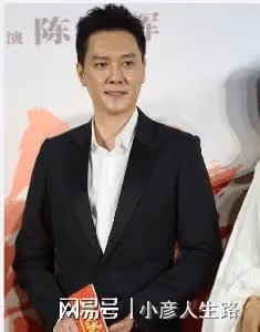 《平凡英雄》舉辦首映禮,黃曉明馮紹峰同框,全程零交流氣氛尷尬