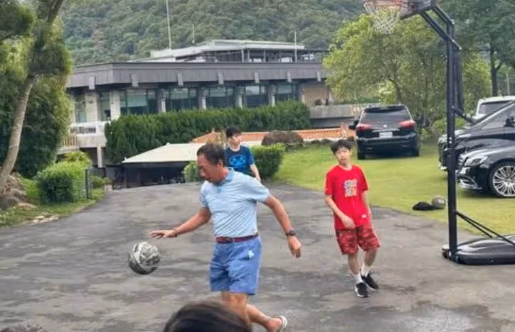 面子好大！賈永婕兒子慶生趴但見貴客「打籃球」