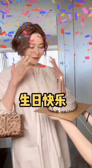關之琳在上億豪宅過60大壽，一身白襯衫裙配大紅唇，氣場全開