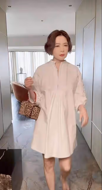 關之琳在上億豪宅過60大壽，一身白襯衫裙配大紅唇，氣場全開