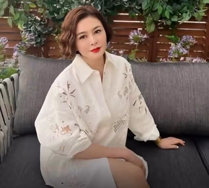 關之琳在上億豪宅過60大壽，一身白襯衫裙配大紅唇，氣場全開