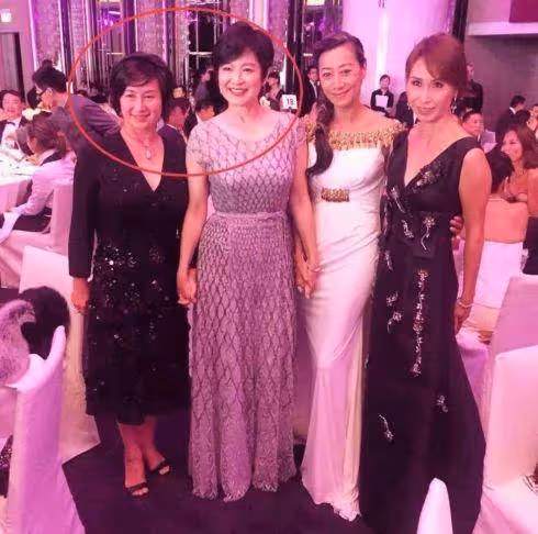 雖然林青霞漂亮高雅，但是何超瓊也毫不遜色，兩人合照盡顯貴婦氣質