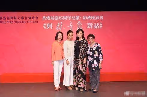雖然林青霞漂亮高雅，但是何超瓊也毫不遜色，兩人合照盡顯貴婦氣質
