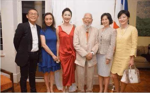 雖然林青霞漂亮高雅，但是何超瓊也毫不遜色，兩人合照盡顯貴婦氣質