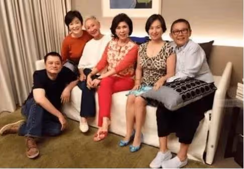 雖然林青霞漂亮高雅，但是何超瓊也毫不遜色，兩人合照盡顯貴婦氣質