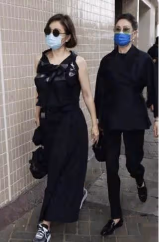 雖然林青霞漂亮高雅，但是何超瓊也毫不遜色，兩人合照盡顯貴婦氣質