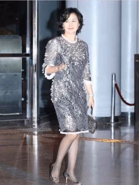 雖然林青霞漂亮高雅，但是何超瓊也毫不遜色，兩人合照盡顯貴婦氣質