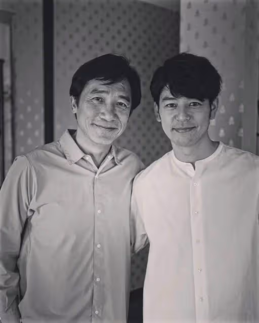 梁朝偉已經60歲，如今在日本過著「神隱」一樣的生活，和妻夫木聰一同喝茶，臉上已有些許皺紋
