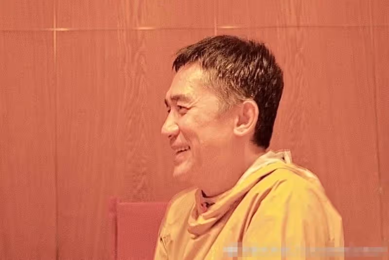 梁朝偉已經60歲，如今在日本過著「神隱」一樣的生活，和妻夫木聰一同喝茶，臉上已有些許皺紋