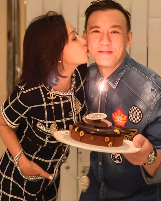 梁朝偉已經60歲，如今在日本過著「神隱」一樣的生活，和妻夫木聰一同喝茶，臉上已有些許皺紋