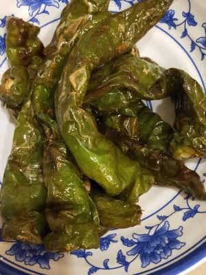 超級難看，變態好吃的擂擂辣椒皮蛋