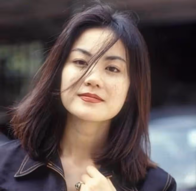 關淑儀爆紅時未婚生子，與曾志偉同乘遭質疑，生父曝光引嘩然，如今56歲與兒相依為命：我的人生我做主