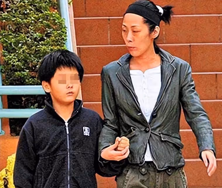 關淑儀爆紅時未婚生子，與曾志偉同乘遭質疑，生父曝光引嘩然，如今56歲與兒相依為命：我的人生我做主
