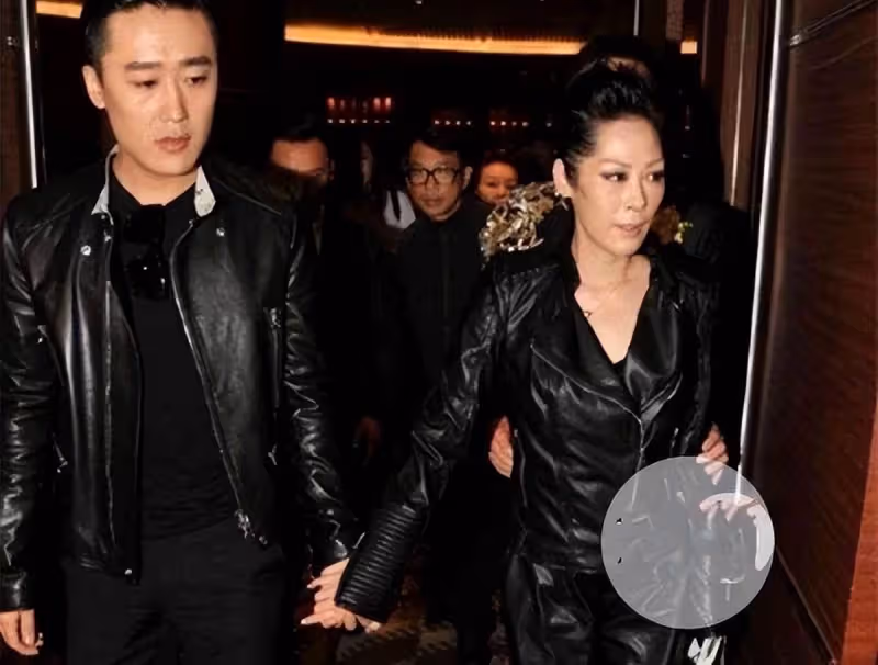 關淑儀爆紅時未婚生子，與曾志偉同乘遭質疑，生父曝光引嘩然，如今56歲與兒相依為命：我的人生我做主