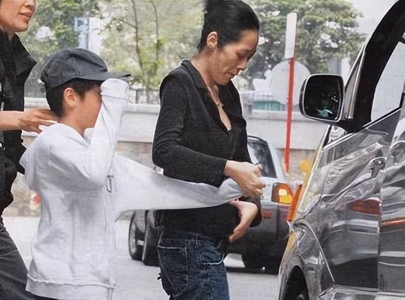 關淑儀爆紅時未婚生子，與曾志偉同乘遭質疑，生父曝光引嘩然，如今56歲與兒相依為命：我的人生我做主