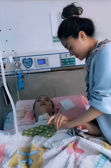 女子成植物人，老公和婆婆辭職不離不棄照顧，傾家蕩產也要救活她：嫁進來我們就是一家人