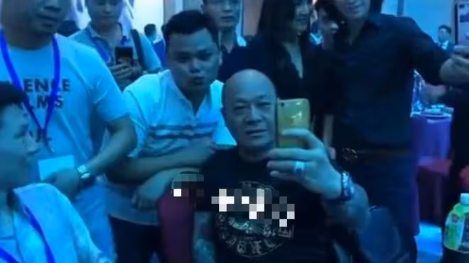 曝68歲港星定居內地耍大牌!拒絕粉絲搭肩合影,怒斥:一手打死你