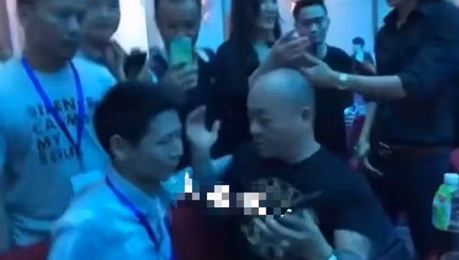 曝68歲港星定居內地耍大牌!拒絕粉絲搭肩合影,怒斥:一手打死你