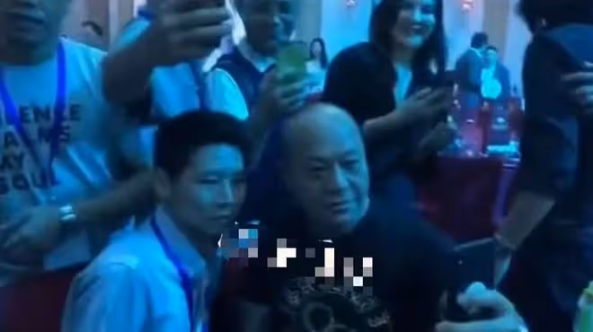 曝68歲港星定居內地耍大牌!拒絕粉絲搭肩合影,怒斥:一手打死你