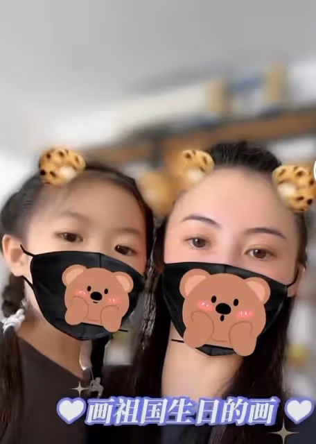 張柏芝帶娃為祖國慶生!15歲長子祝福國慶節,聲音低沉像極謝霆鋒