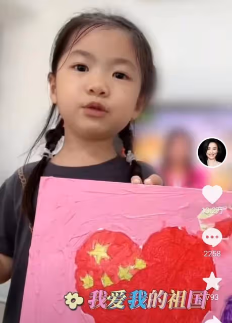張柏芝帶娃為祖國慶生!15歲長子祝福國慶節,聲音低沉像極謝霆鋒